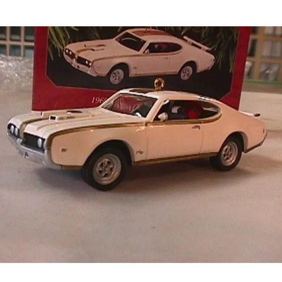 Hallmark Keepsake Ornament 1969 Hurst Oldsmobile 442 - Picture 3 of 3